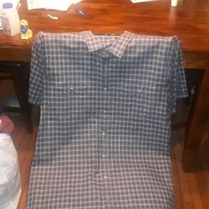 Short sleeve collared shirt
